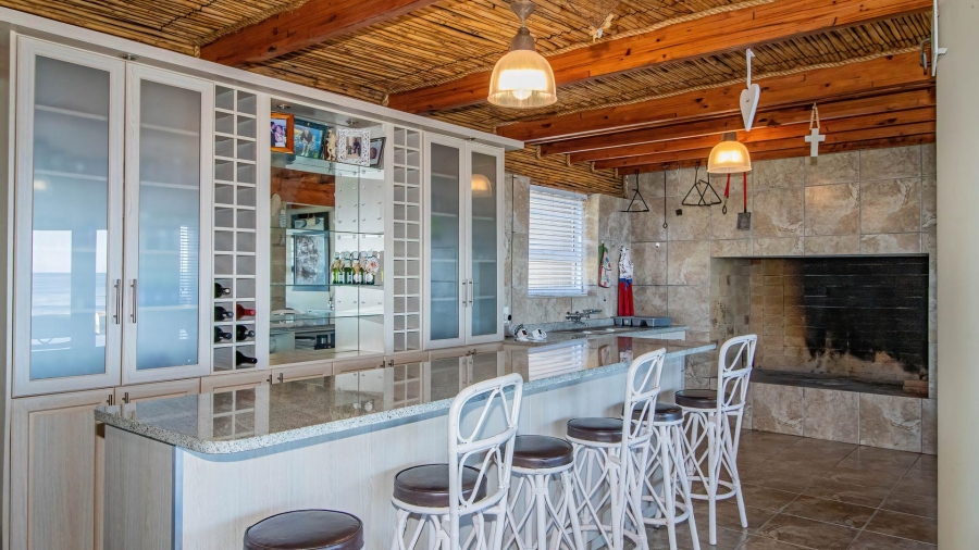 4 Bedroom Property for Sale in Perlemoenbaai Western Cape